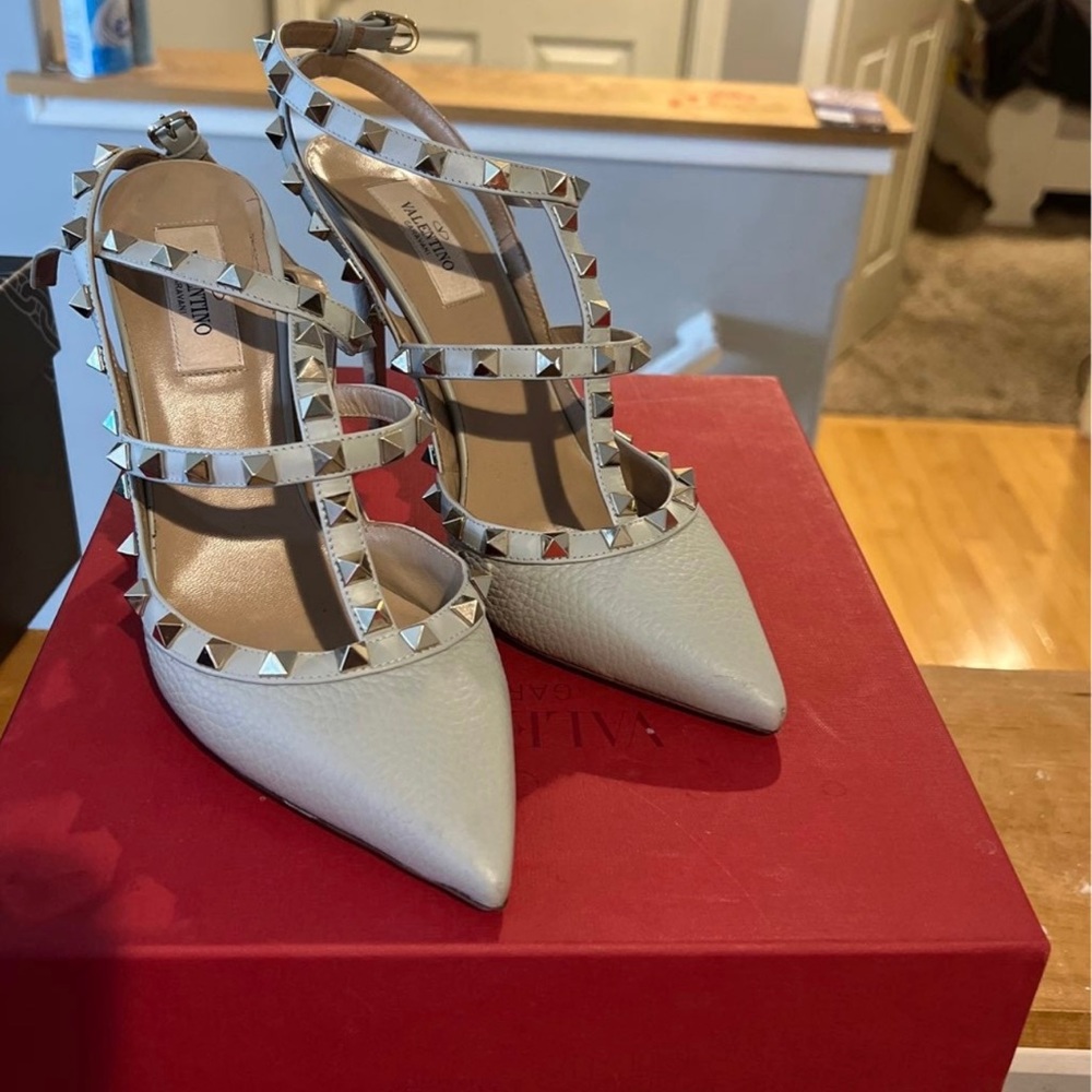 Valentino Rockstud pumps